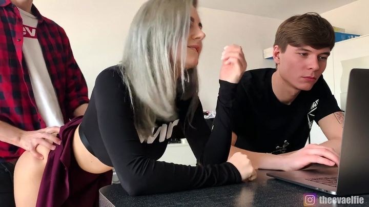Стройная блондинка занимается сексом с любовником, пока муж играет на ноутбуке